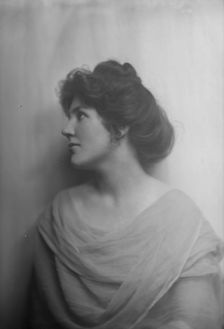 Barnitz, Anna, Miss, portrait photograph, 1913. Creator: Arnold Genthe