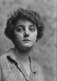 Barnitz, Anna, Miss, portrait photograph, 1913. Creator: Arnold Genthe