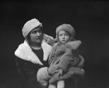 Barnsdoff, Mrs., and baby, portrait photograph, ca. 1918. Creator: Arnold Genthe