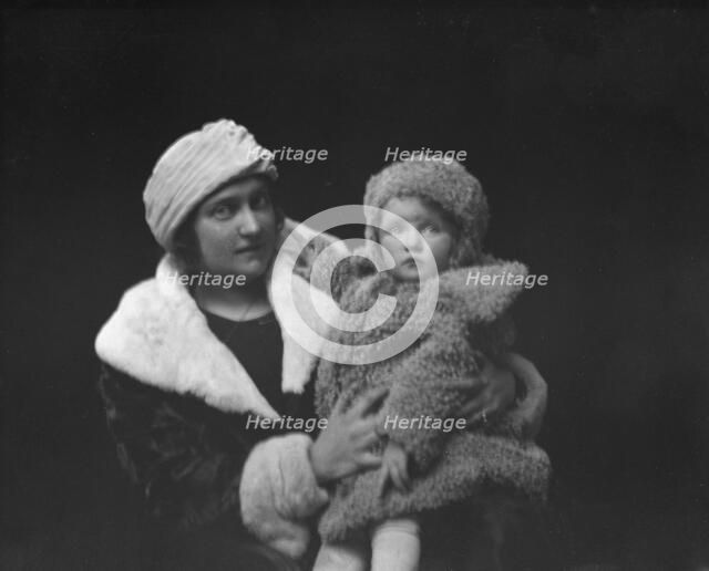 Barnsdoff, Mrs., and baby, portrait photograph, ca. 1918. Creator: Arnold Genthe.