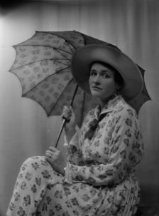 Barnwell, Mrs., portrait photograph, between 1913 and 1942. Creator: Arnold Genthe