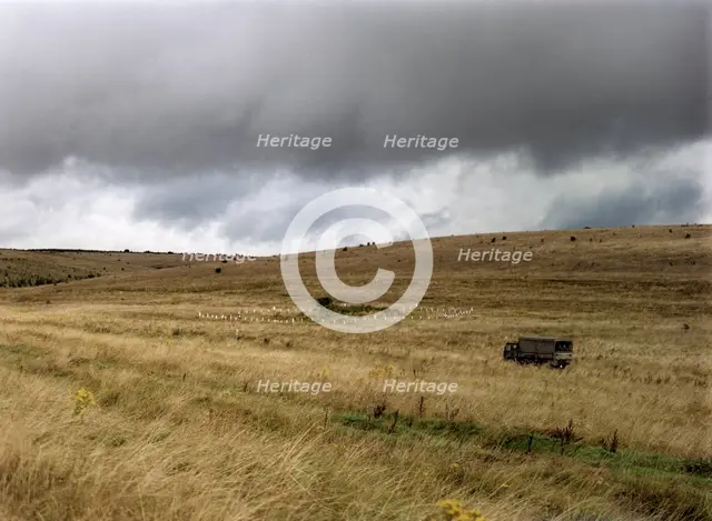 Barrow on Salisbury Plain, Wiltshire, 1999. Artist: IJ Leonard