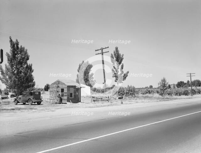 Between Tulare and Fresno, California, 1939. Creator: Dorothea Lange.