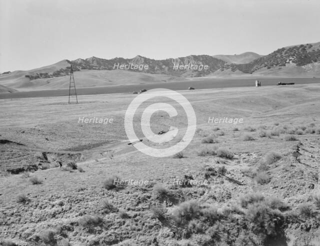Between Tulare and Fresno, California, 1939. Creator: Dorothea Lange.
