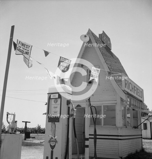Between Tulare and Fresno on U.S. 99, 1939. Creator: Dorothea Lange.