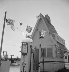 Between Tulare and Fresno on U.S. 99, 1939. Creator: Dorothea Lange