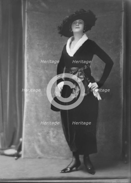 Betty, Miss, portrait photograph, 1917 Sept. 27. Creator: Arnold Genthe.