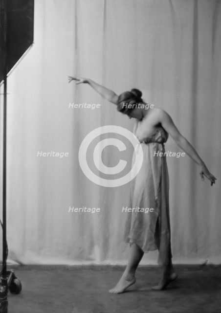 Beyer, Hilda, Miss, 1915 Dec. 8. Creator: Arnold Genthe.