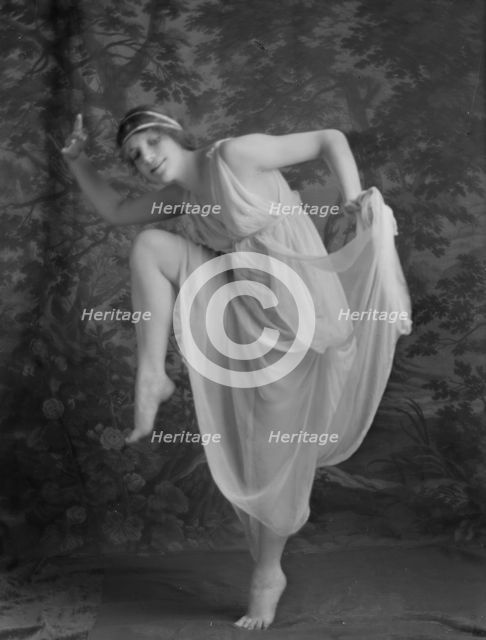 Beyer, Hilda, Miss, 1913 June 27. Creator: Arnold Genthe.