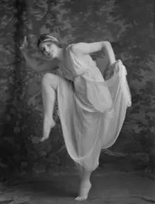 Beyer, Hilda, Miss, 1913 June 27. Creator: Arnold Genthe