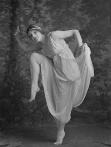 Beyer, Hilda, Miss, 1913 June 27. Creator: Arnold Genthe