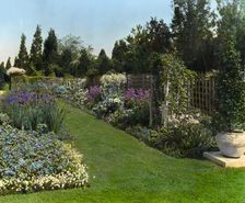"Beacon Hill House," Arthur Curtiss James house, Beacon Hill Road, Newport, Rhode Island, 1917. Creator: Frances Benjamin Johnston