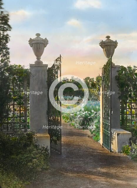 "Beacon Hill House," Arthur Curtiss James house, Beacon Hill Road, Newport, Rhode Island, 1917. Creator: Frances Benjamin Johnston.