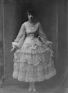 Beach, Mrs., portrait photograph, (1915 Dec. or 1916 Jan.?). Creator: Arnold Genthe