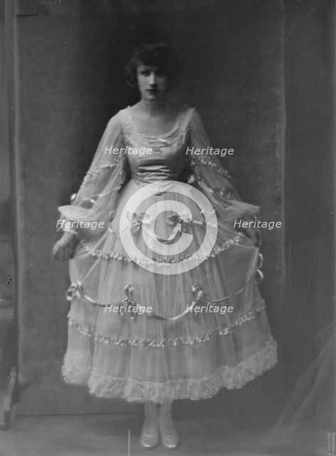 Beach, Mrs., portrait photograph, (1915 Dec. or 1916 Jan.?). Creator: Arnold Genthe.