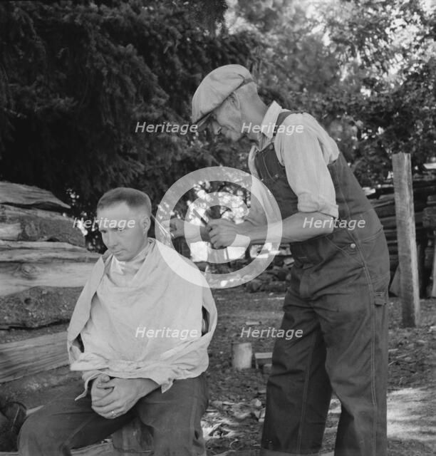Bean pickers barber each other, near West Stayton, Marion County, Oregon, 1939. Creator: Dorothea Lange.