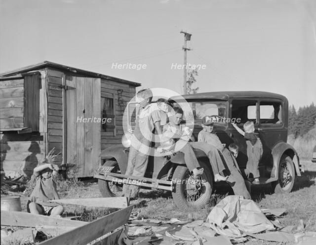 Bean pickers' children came from Kansas, Nebraska..., near West Stayton, Marion County, Oregon, 1939 Creator: Dorothea Lange.