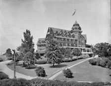 Beautiful Edgewood Inn, Greenwich, Conn., between 1905 and 1915. Creator: Unknown