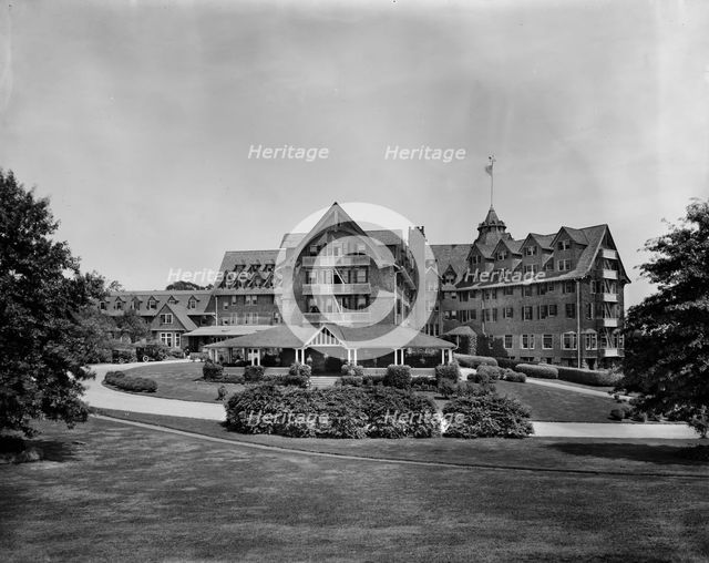Beautiful Edgewood Inn, Greenwich, Conn., between 1905 and 1915. Creator: Unknown.