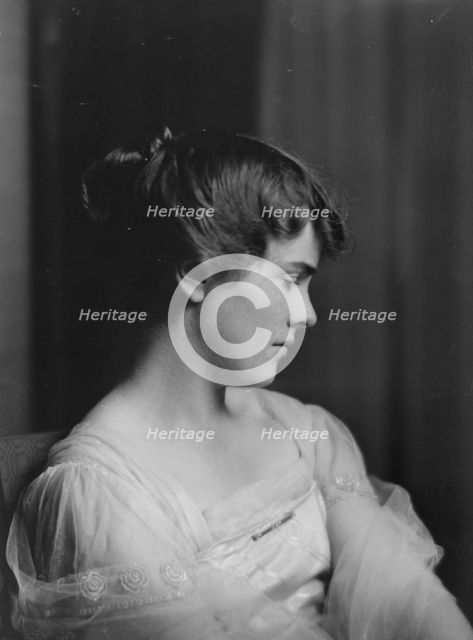 Beaver, Miss, portrait photograph, 1915. Creator: Arnold Genthe.
