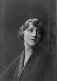 Beckwith, Geraldine, Miss, portrait photograph, 1917 July 9. Creator: Arnold Genthe
