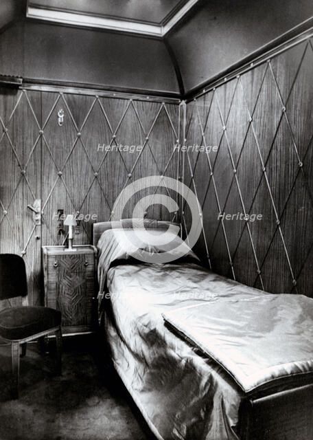 Bedroom cabin in an Italian sleeper carriage, 1950.