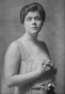 Beecher, Janet, Miss, portrait photograph, 1915 Mar. 1. Creator: Arnold Genthe