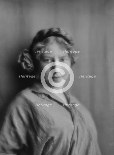 Behrends, Miss, portrait photograph, 1913. Creator: Arnold Genthe.