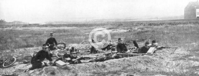 Belgian bicycle troops using Hotchkiss machine guns in Haelen, Belgium, August 1914.Artist: Montigny