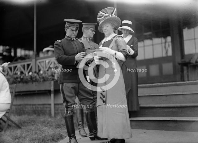Benning Races - Groups Unidentified, 1912. Creator: Harris & Ewing.
