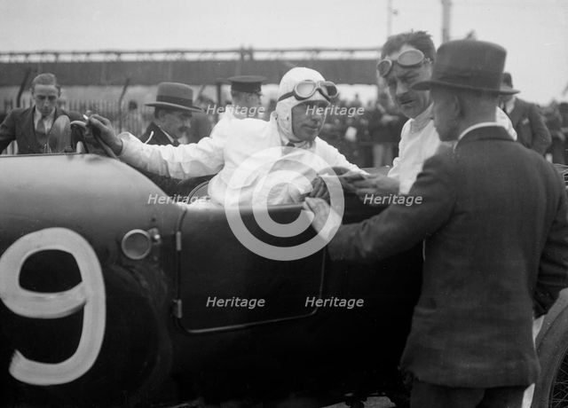Bentley of CWF Hamilton, winner of a race at a BARC meeting, Brooklands, 1930. Artist: Bill Brunell.
