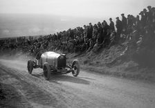 Bentley of Frank Clement competing in the Essex Motor Club Kop Hillclimb, Buckinghamshire, 1922. Artist: Bill Brunell