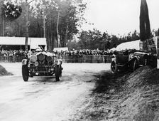 Bentley passing crashed Lagonda, Le Mans 24 Hours, 1928