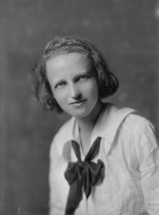 Bentz, Edna, Miss, portrait photograph, 1917 July 9. Creator: Arnold Genthe