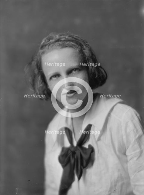 Bentz, Edna, Miss, portrait photograph, 1917 July 9. Creator: Arnold Genthe.