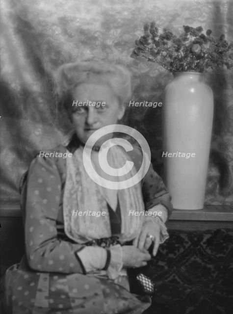 Benziger, L., Mrs., portrait photograph, 1915. Creator: Arnold Genthe.