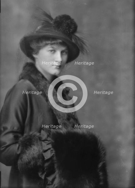 Bergin, Lynda Bryant, Miss, portrait photograph, 1915 Jan. 26. Creator: Arnold Genthe.