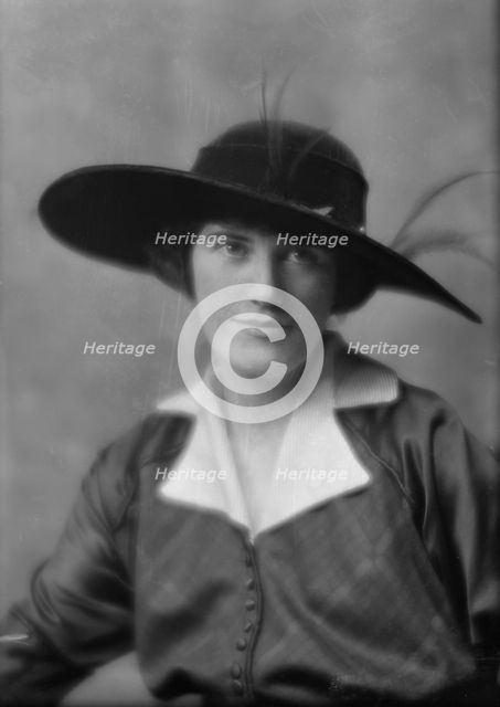 Bergin, Lynda Bryant, Miss, portrait photograph, 1915 Jan. 26. Creator: Arnold Genthe.