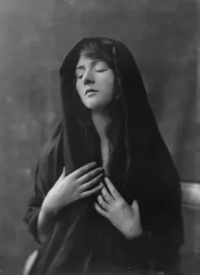 Bermicchi, Miss, portrait photograph, 1916. Creator: Arnold Genthe