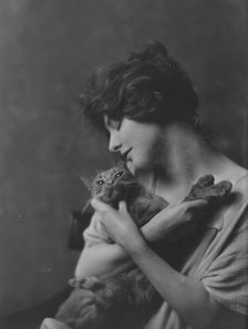 Bermicchi, Miss, with Buzzer the cat, portrait photograph, 1916. Creator: Arnold Genthe