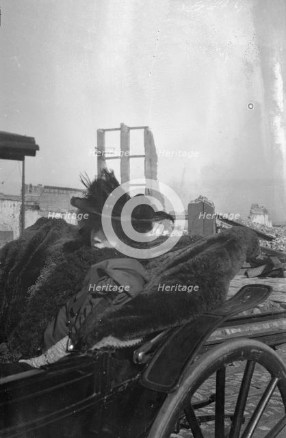 Bernhardt, Sarah, in carriage in San Francisco after the earthquake and fire of 1906, 1906 Apr. Creator: Arnold Genthe.