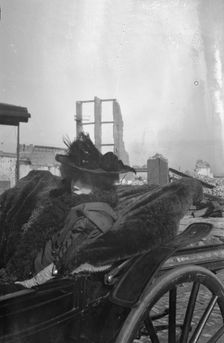 Bernhardt, Sarah, in carriage in San Francisco after the earthquake and fire of 1906, 1906 Apr. Creator: Arnold Genthe