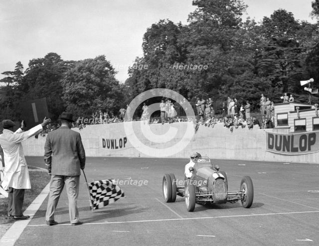 Bert Hadley's Austin winning the Imperial Trophy, Crystal Palace, 1939. Artist: Bill Brunell.
