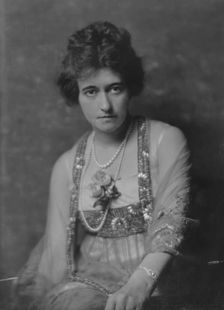 Biddle, A.J. Drexel, Mrs., portrait photograph, 1916 Nov. 20. Creator: Arnold Genthe