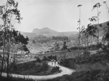 Blick vom Ramboda-Pass nach Sudosten auf Nuwara Eliya und den Hakgalla-Felsen 1926