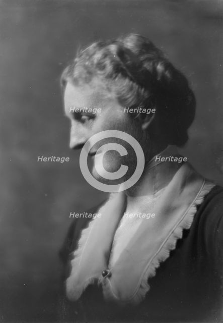 Bruere, Martha, Miss, portrait photograph, 1917 Oct. 22. Creator: Arnold Genthe.