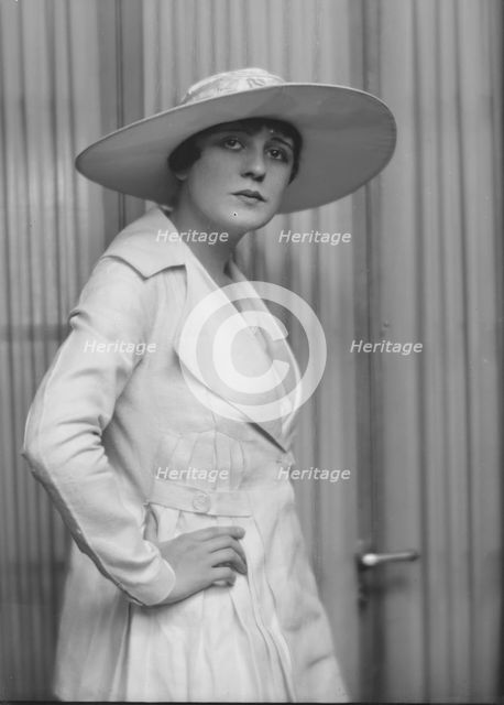 Bruns, Julia, Miss, portrait photograph, 1916. Creator: Arnold Genthe.