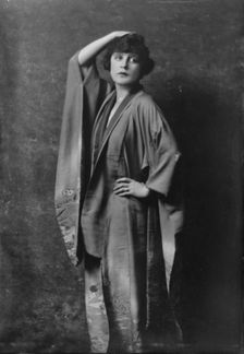 Bruns, Julia, Miss, portrait photograph, not before 1916. Creator: Arnold Genthe