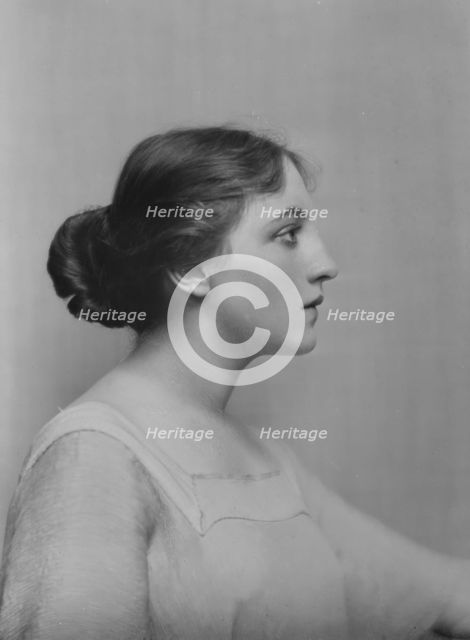 Bruns, Mona, Miss, portrait photograph, 1916. Creator: Arnold Genthe.
