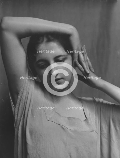 Bruns, Mona, Miss, portrait photograph, 1916. Creator: Arnold Genthe.